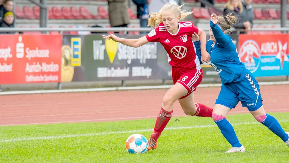 Elisabeth Steiner schüttelt ihre Gegenspielerin ab.