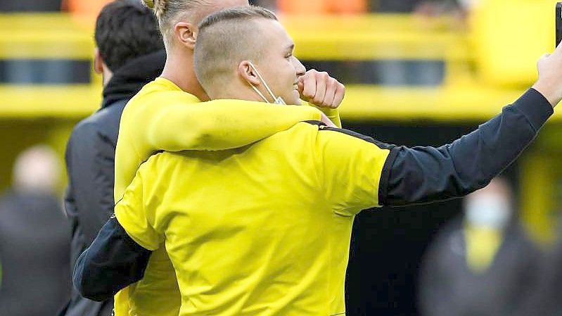 Erst Matchwinner, dann mit Fannähe: Dortmunds Stürmer Erling Haaland macht nach dem Sieg gegen Mainz ein Selfie mit einem Fan. Foto: Bernd Thissen/dpa