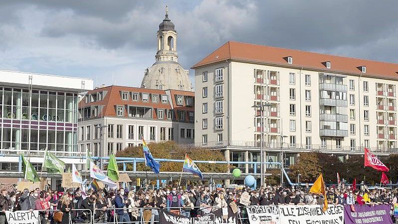 Zahlreiche Gegendemonstranten haben sich zum Jahrestag der Pegida-Bewegung in Dresden versammelt. Foto: Matthias Rietschel/dpa-Zentralbild/dpa