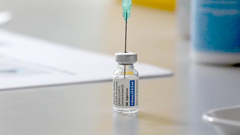 Eine Ampulle mit dem Covid-19-Impfstoff von Johnson & Johnson steht auf einem Tisch. Foto: Bodo Schackow/dpa-Zentralbild/dpa