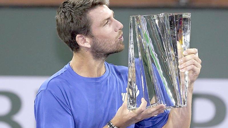 Cameron Norrie küsst seine Trophäe nach seinem Sieg über den Georgier Nikolos Bassilaschwili. Foto: Mark J. Terrill/AP/dpa