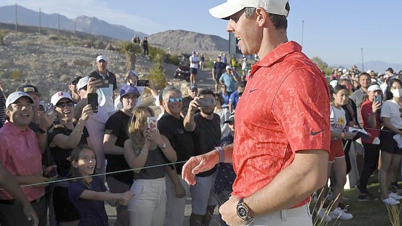Hat das Turnier in Las Vegas gewonnen: Rory McIlroy geht an den Zuschauern vorbei. Foto: David Becker/AP/dpa