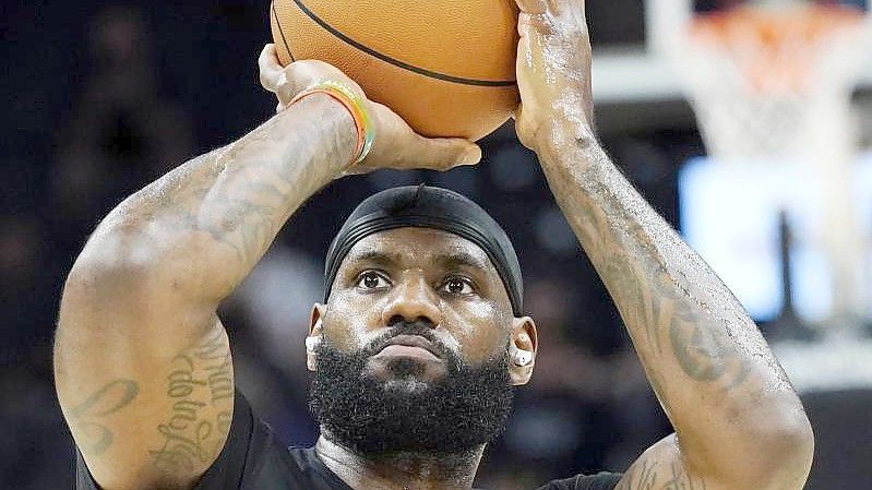 Könnte in der neuen Saison seinen fünften Titel holen: LeBron James von den Los Angeles Lakers. Foto: Ross D. Franklin/AP/dpa