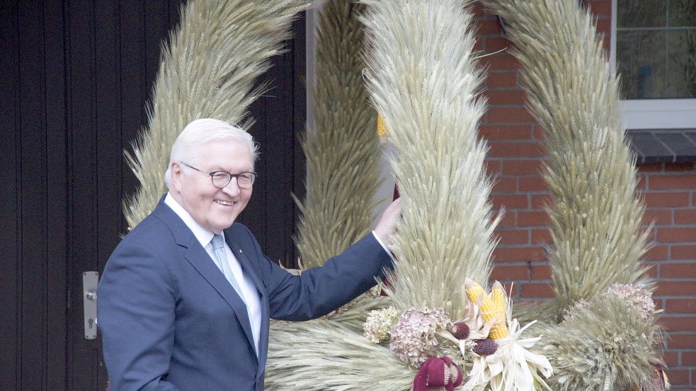 Bundespräsident Frank-Walter Steinmeier bekam in Victorbur eine Erntekrone überreicht. Foto: Holger Janssen