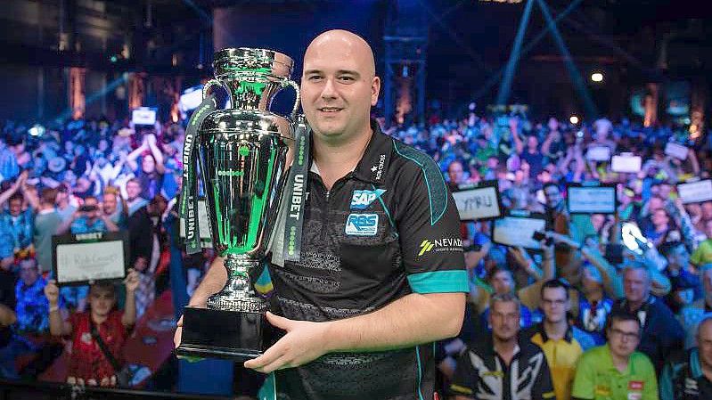 Sieger Rob Cross posiert mit dem Pokal. Foto: Swen Pförtner/dpa