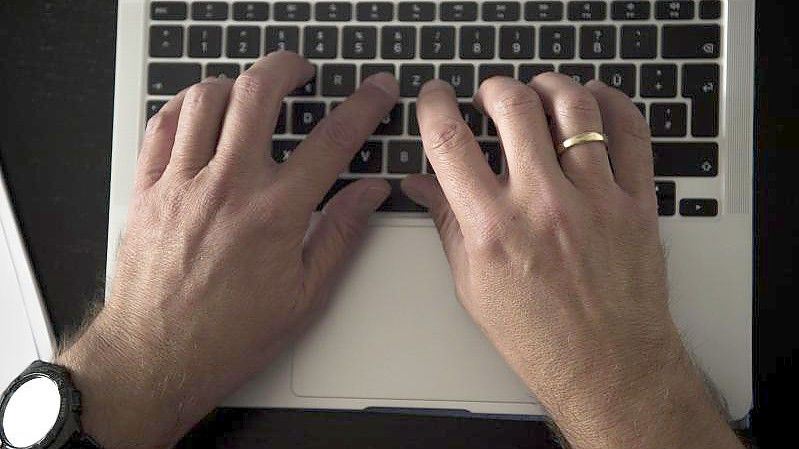 Einer Untersuchung zufolge waren soziale Plattformen zu Beginn der Pandemie von der Welle an Online-Rassismus überwältigt. Foto: Finn Winkler/dpa/Symbolbild