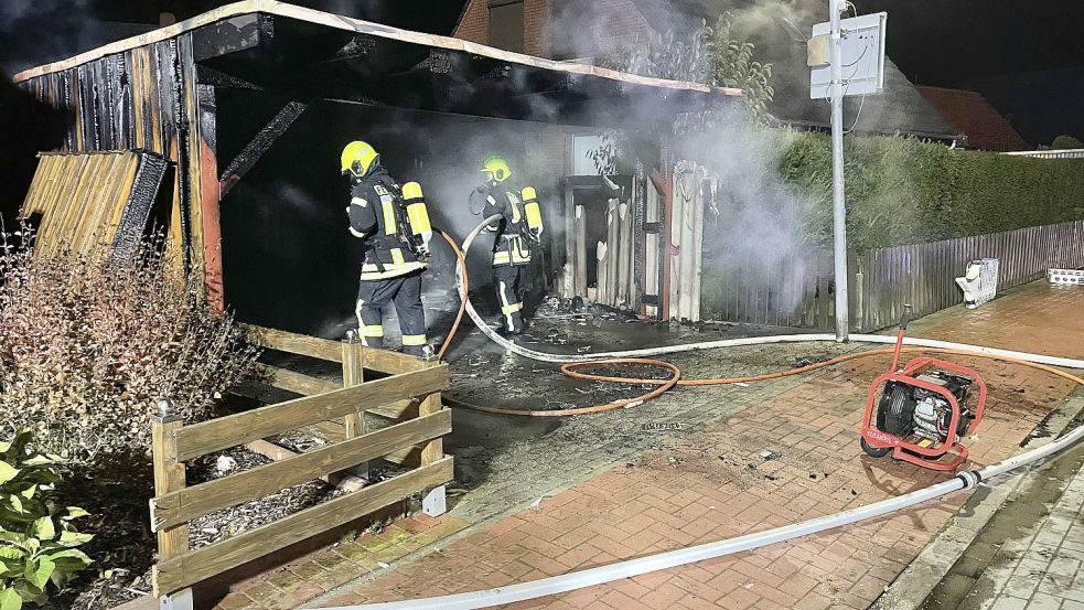 Der Carport brannte vollständig aus, eine Ausbreitung der Flammen konnte jedoch verhindert werden. Foto: Carsten Redenius/Feuerwehr