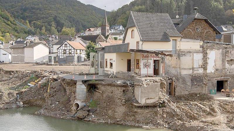 Weitgehend zerstört präsentiert sich der Ortskern von Rech im Ahrtal drei Monate nach der Flutkatastrophe vom Juli. Foto: Boris Roessler/dpa