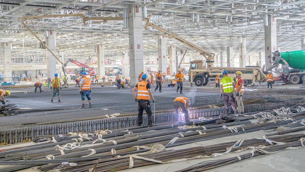 Hunderte Bauarbeiter sind derzeit in der neuen Montagehalle 20 aktiv. Foto: VW Emden