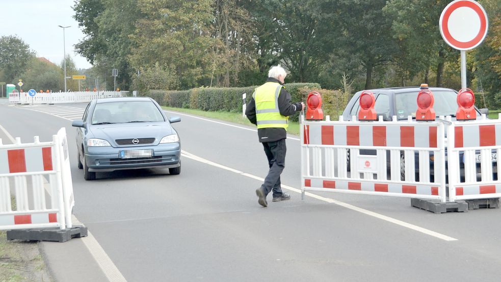 Mitarbeiter eines Wachdienstes öffnen die Sperrbaken auf der B 210 nur für berechtigte Anlieger. Foto: Recke