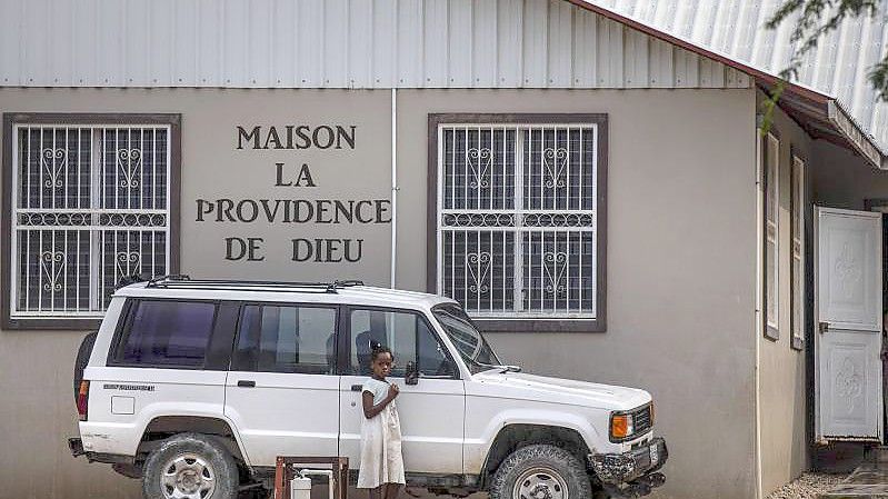 Kinder stehen im Hof des Waisenhauses Maison La Providence de Dieu. Foto: Odelyn Joseph/AP/dpa