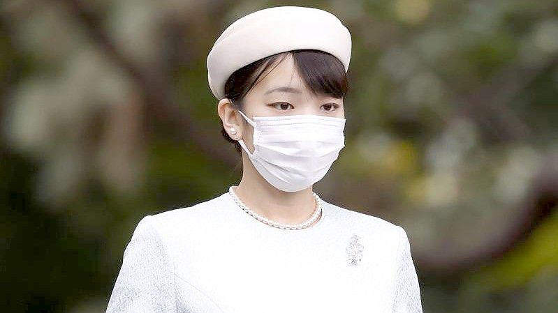 Die japanische Prinzessin Mako macht sich auf den Weg, um in den Heiligtümern des Kaiserpalastes in Tokio Gebete zu sprechen. Foto: -/kyodo/dpa