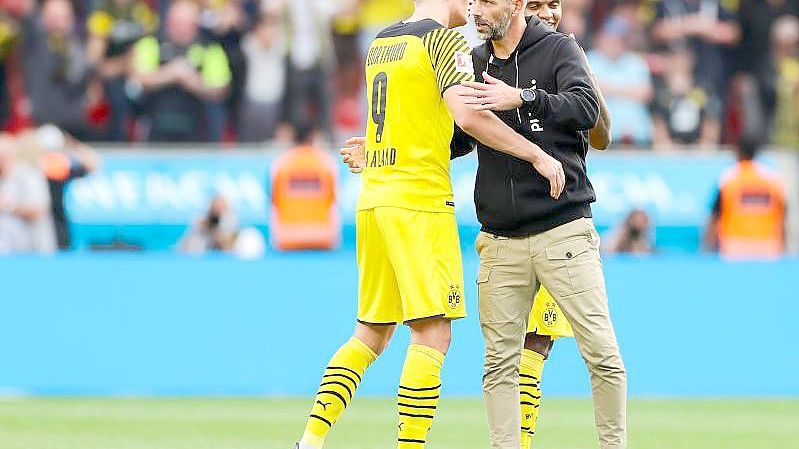 Dortmunds Erling Haaland (l) und Trainer Marco Rose umarmen sich nach einem Sieg. Foto: Rolf Vennenbernd/dpa