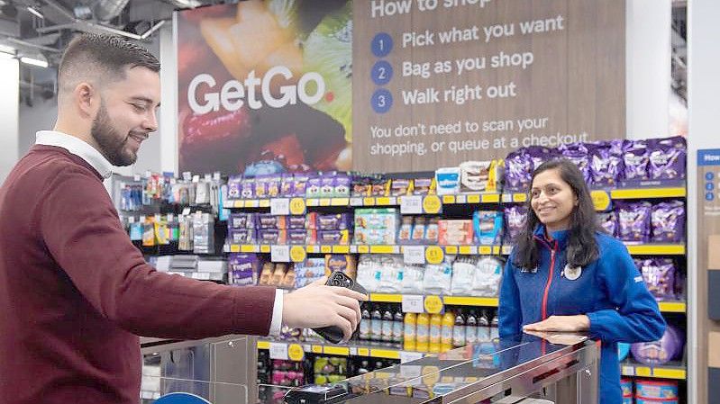 Die britische Handelskette Tesco hat in London ihren ersten Supermarkt ohne Kassen oder Bezahlschalter eröffnet. Foto: Ben Stevens/Tesco/PA Media/dpa