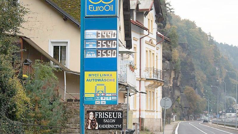 Die Preistafel an einer Tankstelle an der deutsch-tschechischen Grenze zeigt die aktuellen Preise für Kraftstoffe in tschechischen Kronen an. Foto: Sebastian Kahnert/dpa-Zentralbild/dpa