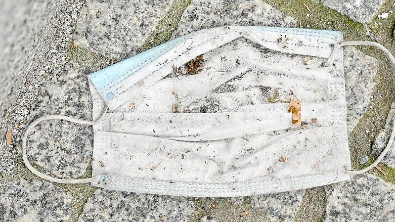 Keine Masken und kein Abstand: Das scheint sich in den Niderlanden zu rächen. Foto: Patrick Pleul/dpa-Zentralbild/dpa