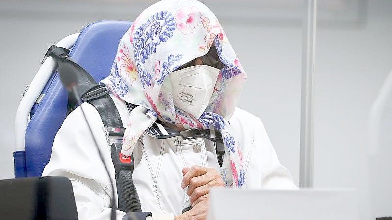 Die 96-jährige Angeklagte Irmgard F. sitzt in einem Krankentransportstuhl im Gerichtssaal Itzehoe. Foto: Christian Charisius/dpa/Pool/dpa