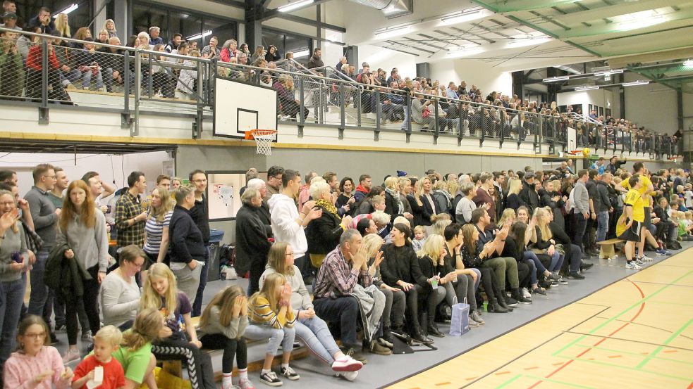 Volles Haus zum Schluss: Am Finaltag des Brookmerland-Turniers kamen vor zwei Jahren zahlreiche Zuschauer in die Marienhafer Kurt-Knippelmeyer-Halle. Archivfoto: Imko Swieter