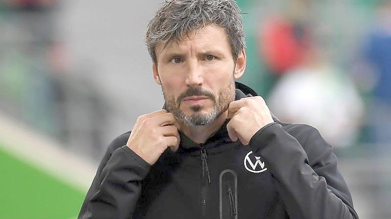 Fordert die Spiele nicht nur zu bestimmen, sondern auch zu gewinnen: Wolfsburgs Trainer Mark van Bommel. Foto: Swen Pförtner/dpa