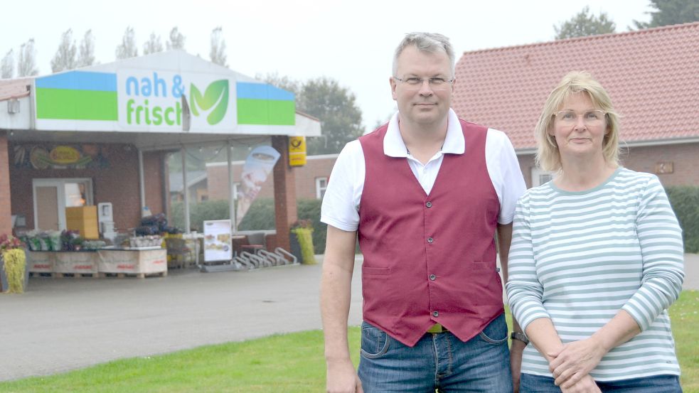 Annegret und Helfried Hinrichs beklagen derzeit einen Umsatzrückgang wegen der Vollsperrung der Bundesstraße 210 in Middels. Foto: Aiko Recke