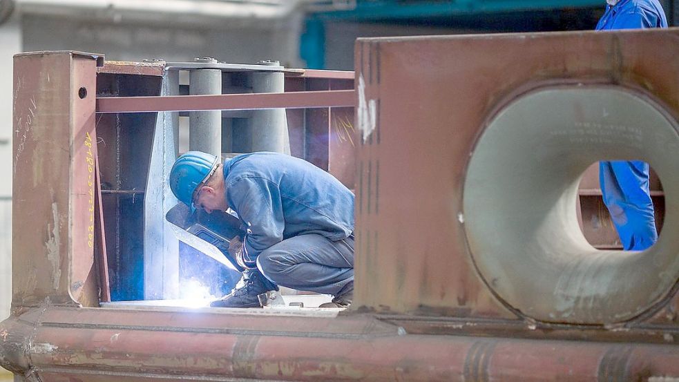Rund 44 Prozent der Werftarbeiter in Deutschland sind per Werkvertrag beschäftigt. Foto: Hannibal Hanschke/dpa