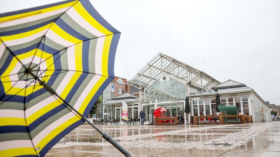 Die vergangenen Jahre waren für die Auricher Markthalle zumindest die meiste Zeit so trübe wie das Wetter auf diesem Bild. Archivfoto: Romuald Banik