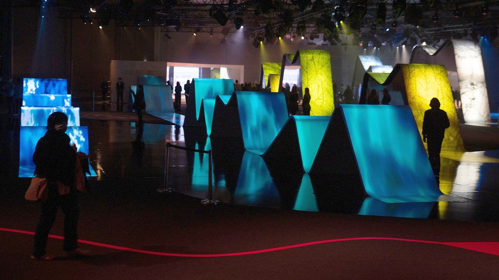 Besucher gehen durch die Installation «Horizont - Die Vision» im Pavillon des Ehrengastlandes Kanada auf der Frankfurter Buchmesse 2021. Foto: Sebastian Gollnow/dpa Foto: Sebastian Gollnow