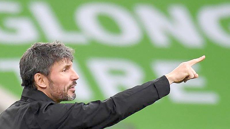 Ist mit Wolfsburg in Salzburg gefordert: VfL-Coach Mark van Bommel. Foto: Swen Pförtner/dpa