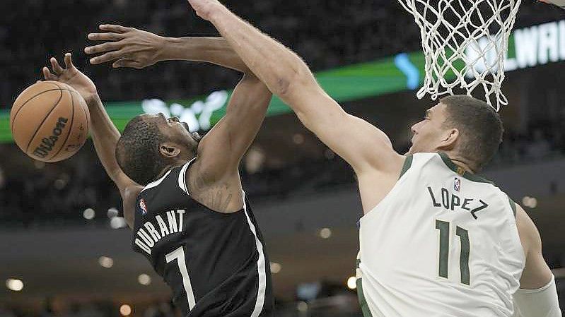 Brook Lopez (r) von den Milwaukee Bucks blockt Kevin Durant von den Brooklyn Nets. Foto: Morry Gash/AP/dpa