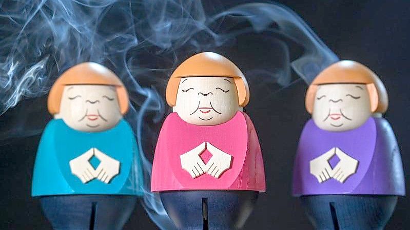 Merkel-Räucherfiguren in der Schauwerkstatt der Seiffner Volkskunst. Foto: Hendrik Schmidt/dpa-Zentralbild/ZB