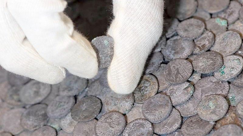 Silbermünzen: Bei dem Fund handelt es sich um den größten römischen Silberschatz, der je auf bayerischem Gebiet gefunden wurde. Foto: Sven Hoppe/dpa