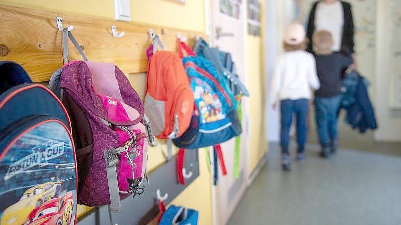 Rucksäcke hängen im Eingangsbereich eines brandenburgischen Kindergartens. Auffallend viele Kinder machen seit einigen Wochen Atemwegsinfekte durch, die eigentlich erst in den Wintermonaten zu erwarten wären. Foto: Monika Skolimowska/dpa-Zentralbild/dpa