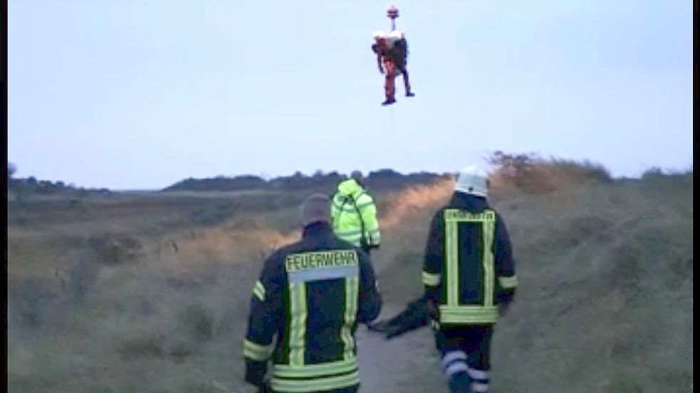 Mit einem Hubschrauber konnte der Mann gerettet werden. Foto: Brinkmann/Feuerwehr Borkum