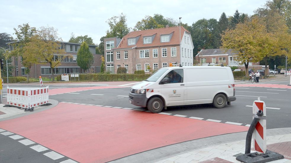 An der Kreuzung fehlt immer noch die Ampelanlage. Die Luma fordert nun Aufstellflächen für Radfahrer direkt auf den Fahrbahnen an den Ampeln in der Hafenstraße – wie jetzt ohne Ampel bereits von einer Radfahrerin praktiziert – und der Kirchdorfer Straße. Foto: Aiko Recke