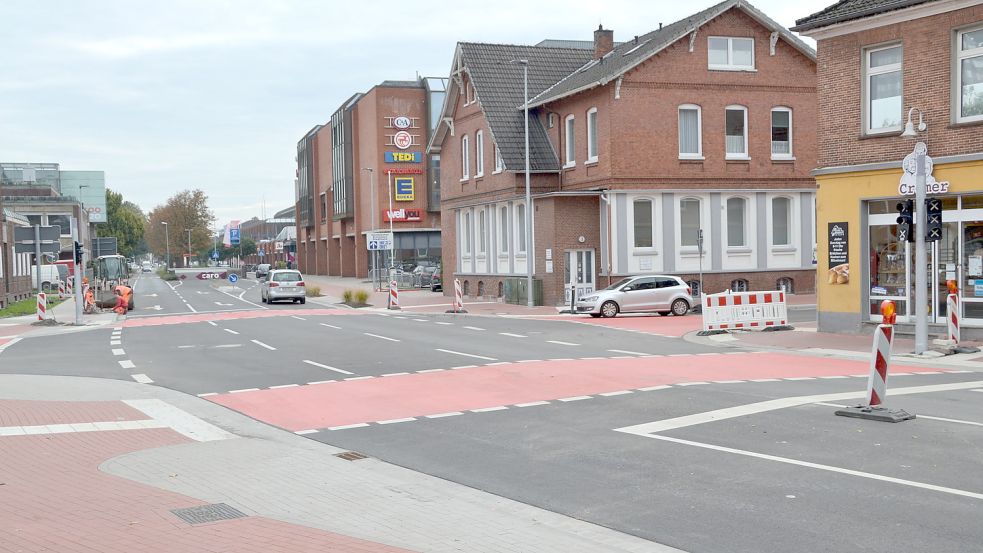 Die Radwege sind im Kreuzungsbereich jetzt in Rot hervorgehoben, sollen laut Luma aber gar nicht mehr überall von Radfahrern genutzt werden. Foto: Aiko Recke