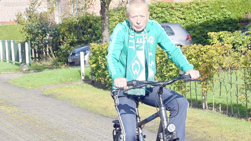 Fast täglich ist Norbert „Nobby“ Ellwanger im Werder-Dress auf dem Fahrrad unterwegs. Foto: Gerd-Arnold Ubben
