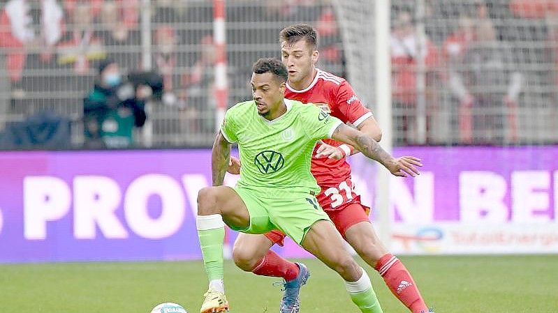 Lukas Nmecha (v) soll für Wolfsburg die Tore schießen. Foto: Matthias Koch/dpa