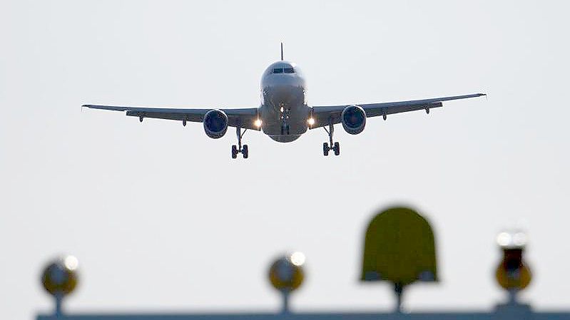 Allein der innerdeutsche Flugverkehr ist jährlich für etwa zwei Millionen Tonnen CO2 verantwortlich. Foto: Robert Michael/dpa/Symbolbild