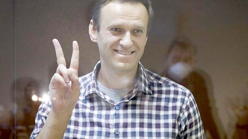 Alexej Nawalny, russischer Oppositionsführer, mit dem Peace-Zeichen im Bezirksgericht Babuskinskij in Moskau. Foto: Alexander Zemlianichenko/AP/dpa