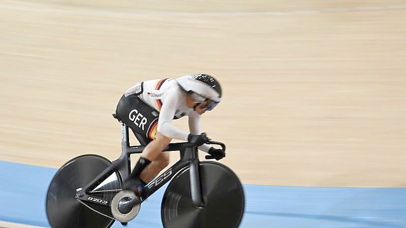 Holte mit Pauline Grabosch und Lea Sophie Friedrich Gold im Teamsprint: Emma Hinze. Foto: Sebastian Gollnow/dpa