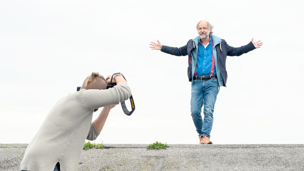 Klaus-Peter Wolf posiert für einen Fotografen. Foto: DPA