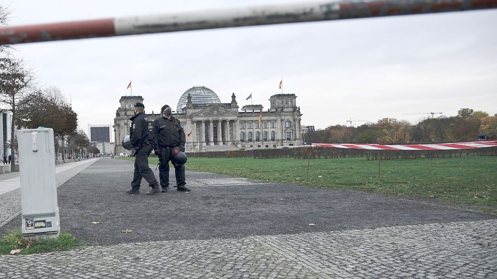 Das Reichstagsgebäude war wegen der Corona-Demo im November 2020 abgeriegelt. Dennoch schafften es Regierungskritiker in den Bundestag. Foto: dpa/Michael Kappeler