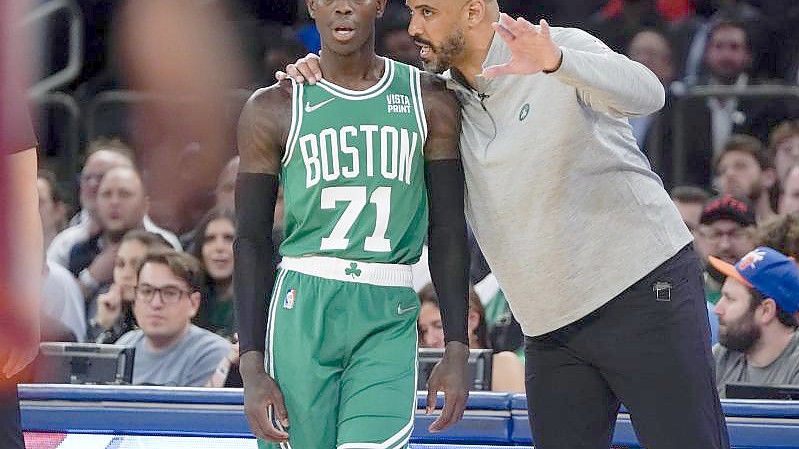 Boston Celtics-Cheftrainer Ime Udoka (r) spricht mit Dennis Schröder. Foto: Frank Franklin II/AP/dpa