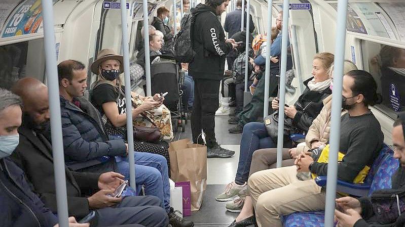 Eigentlich herrscht zumindest in U-Bahnen in London Maskenpflicht. Doch seit dem von der Regierung verkündeten „Freedom Day“ verzichten viele Britinnen und Briten auf Schutzmaßnahmen. Foto: Matt Dunham/AP/dpa