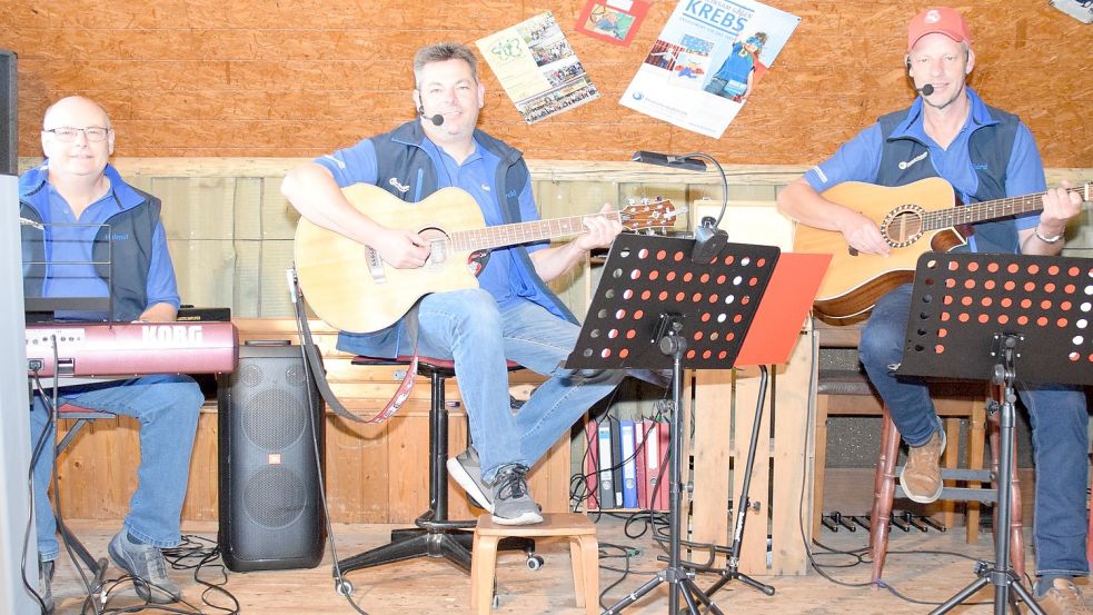 Die Brüder Helmut und Gerold Eilers (von links) bei einem Auftritt mit Gerhard Geiken. Die Musiker geben Benefizkonzerte. Foto: privat