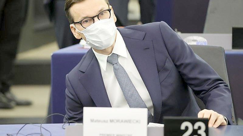 Mateusz Morawiecki, Ministerpräsident von Polen, sitzt im Europäischen Parlament in Straßburg. Foto: Ronald Wittek/Pool EPA/AP/dpa