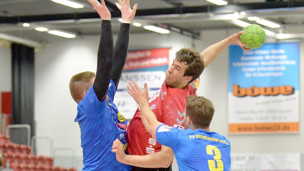 Bereits drei Wochen liegt das letzte Heimspiel des OHV Aurich (mit Ball Petar Puljic) zurück. Da gewann die Mannschaft gegen den TV Bissendorf-Holte. Die Auricher haben bislang alle Heimspiele gewonnen. Archivfoto: Bernd Wolfenberg