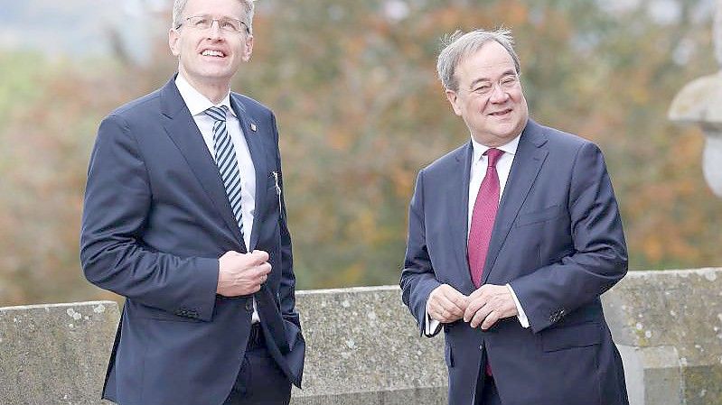 Armin Laschet (r, CDU), Ministerpräsident von Nordrhein-Westfalen, begrüßt auf Schloss Drachenburg seinen Amtskollegen aus Schleswig-Holsterin, Daniel Günther (CDU). Foto: Oliver Berg/dpa