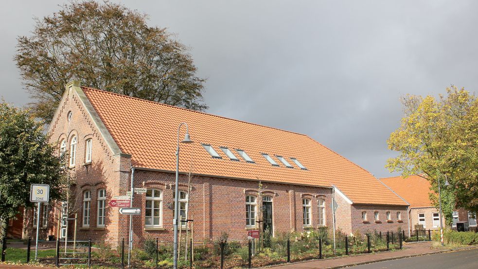 Am Reformationstag soll das umgebaute und erweiterte Gemeindehaus in Marienhafe eingeweiht werden. Die Einladung hatte Hildegard Barkhoff Ende September noch mit unterschrieben. Foto: Karin Böhmer