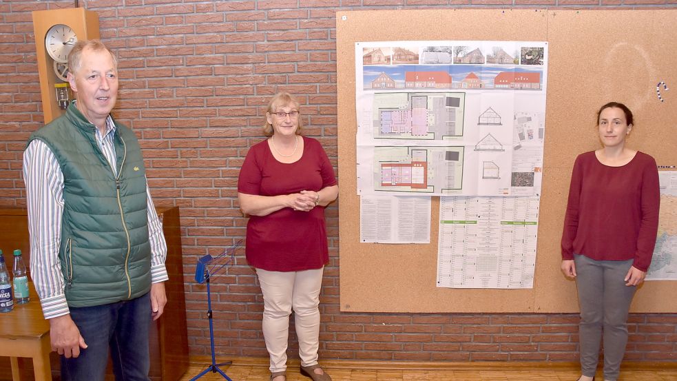 Zusammen mit Kirchenvorstandsmitglied Gerhard Evers und Pastorin Katrin Krüger (rechts) stellte Hildegard Barkhoff im September 2020 die Pläne für den Gemeindehaus-Umbau vor. Archivfoto: Thomas Dirks